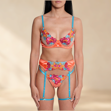 SECRET PLEASURE Britney Set in Orange mit blauer Spitze, Blumenstickerei und Strumpfhalter-Details an einem Model