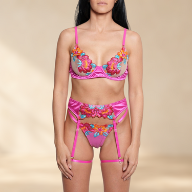 SECRET PLEASURE Britney Set in Pink mit Blumenstickerei, transparenter Spitze und Strumpfhalter-Details