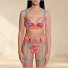 SECRET PLEASURE Britney Set in Orange mit blauer Spitze, Blumenstickerei und Strumpfhalter-Details an einem Model