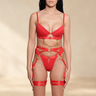 SECRET PLEASURE Lucy Set in Rot mit Harness-Details, Goldkette und Strumpfhaltern an einem Model