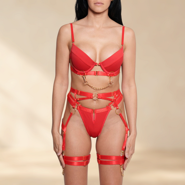 SECRET PLEASURE Lucy Set in Rot mit Harness-Details, Goldkette und Strumpfhaltern an einem Model